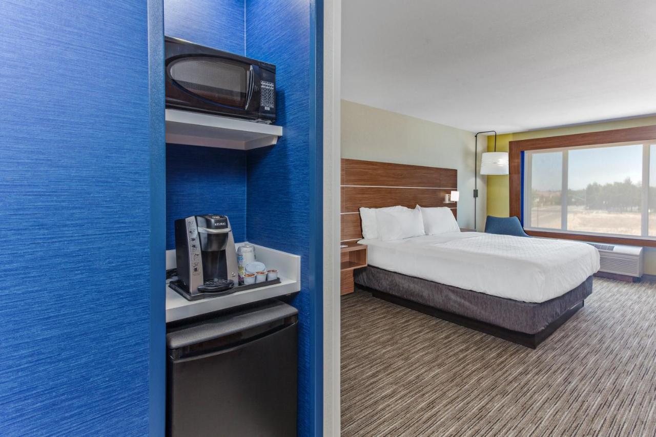 Deluxe King Room - Hearing Accessible with Bath Tub/Non-Smoking at Holiday Inn Express & Suites Elk Grove West I-5 by IHG
