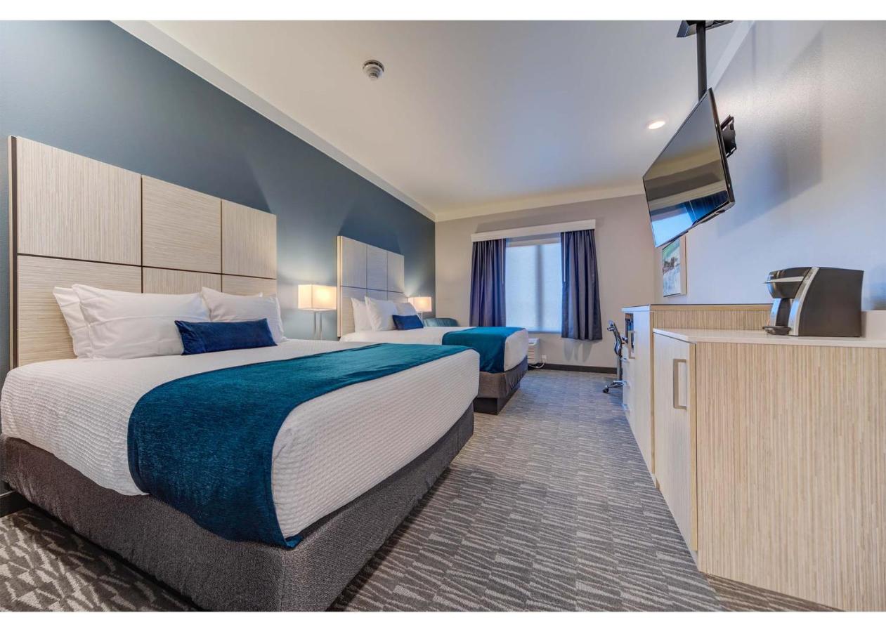 Queen Room with Two Queen Beds and Mountain View at Hotel Peppertree Bend, BW Premier Collection