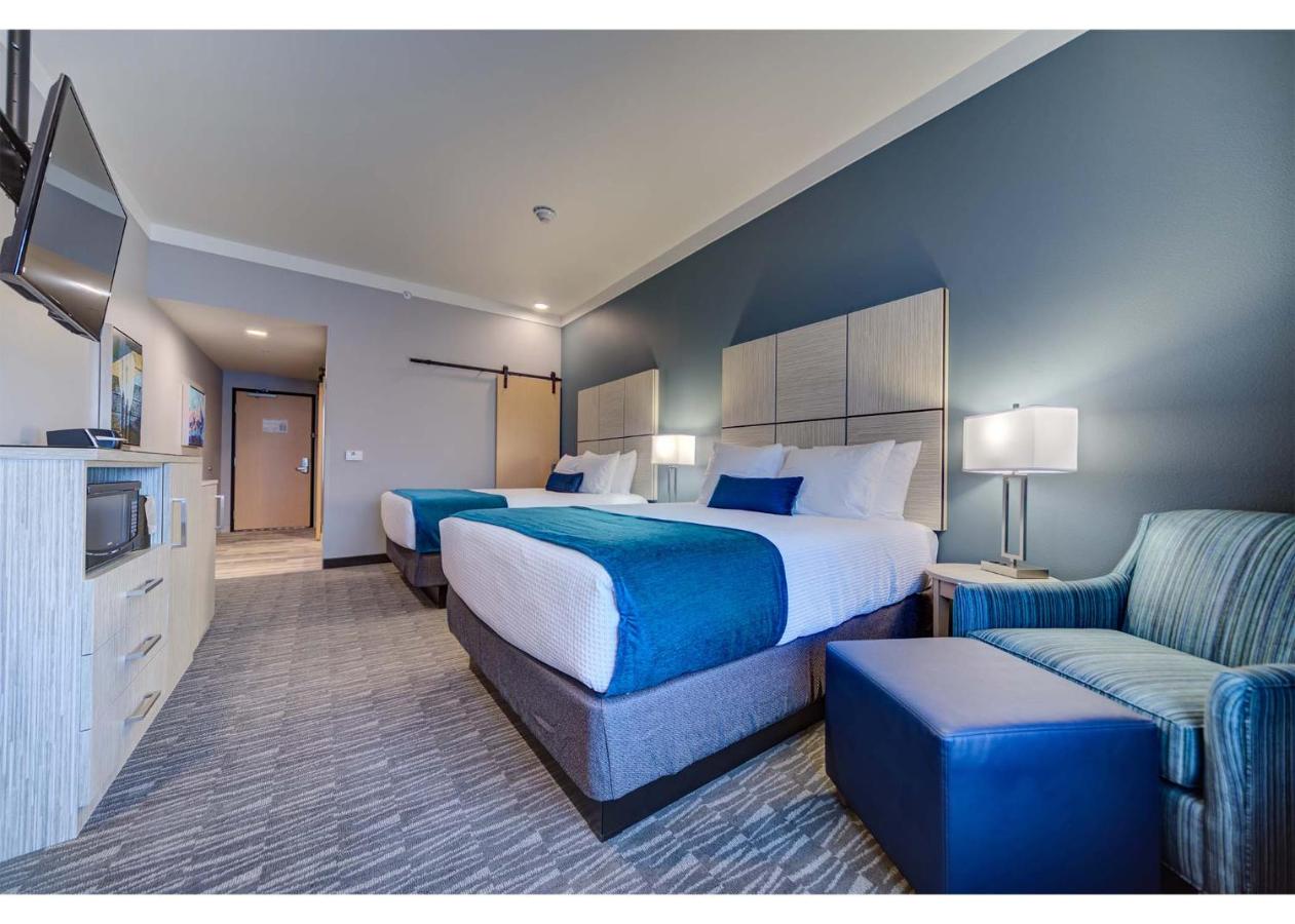 Queen Room with Two Queen Beds and Mountain View at Hotel Peppertree Bend, BW Premier Collection