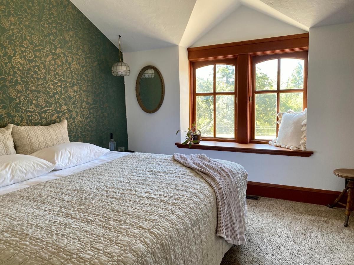 | Mount Tom House