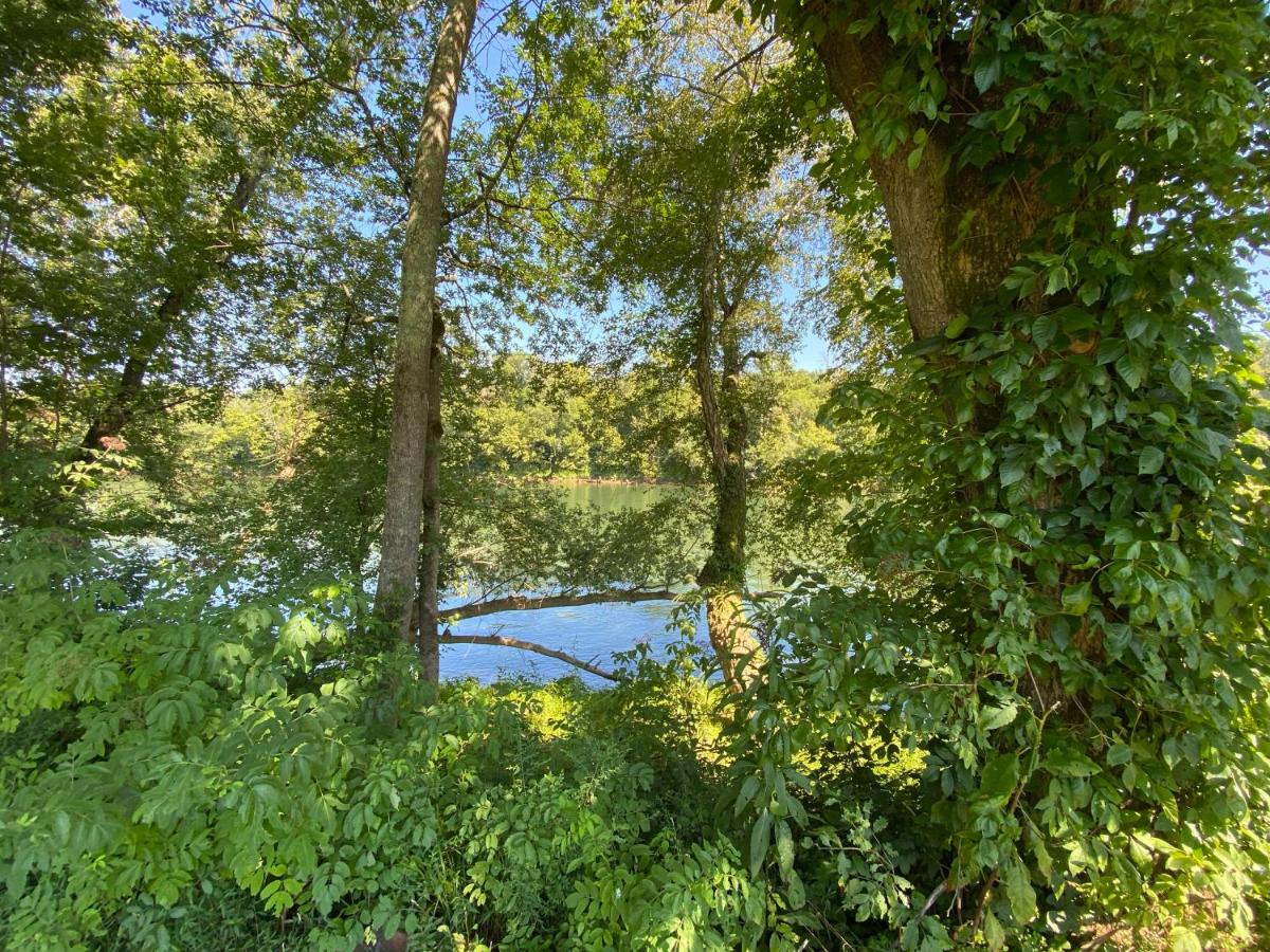 | Riverfront Lodge