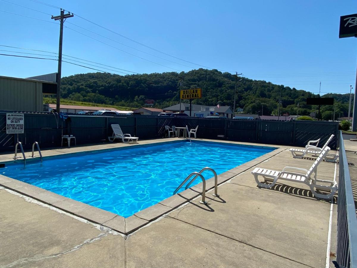 | Riverfront Lodge