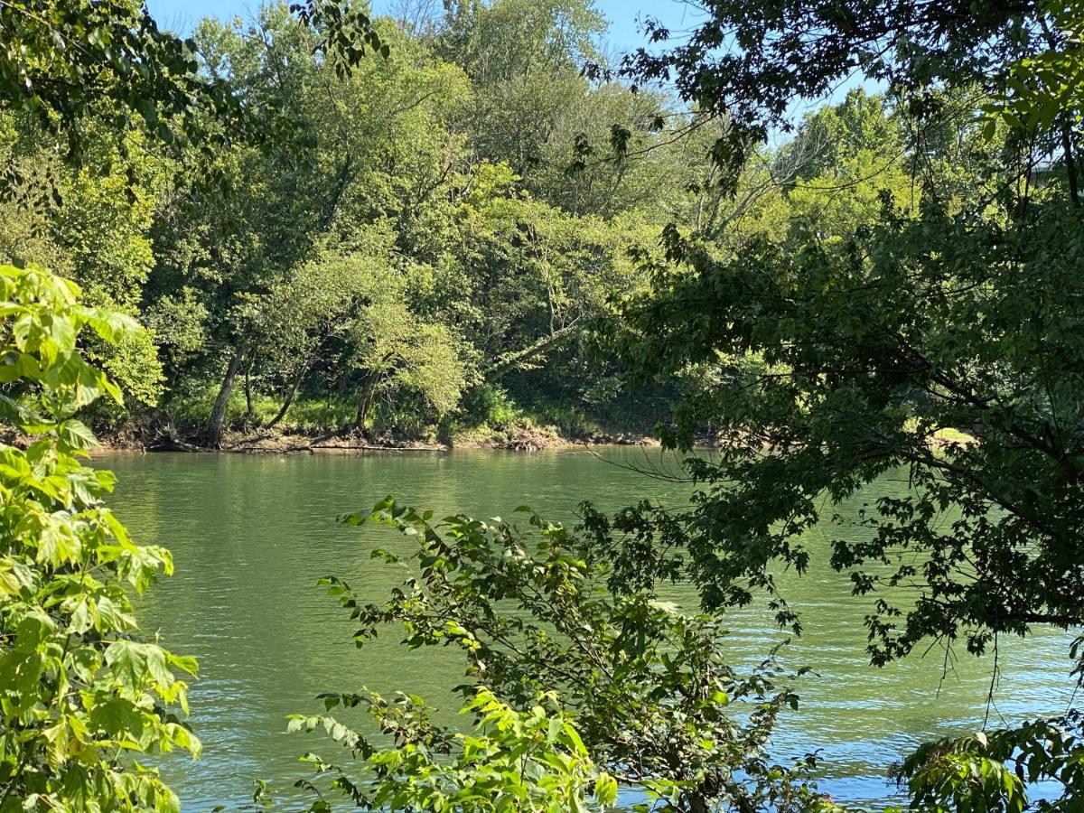 | Riverfront Lodge