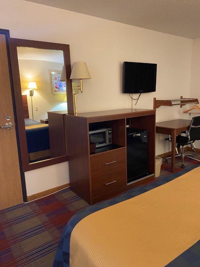 Queen Room - Disability Access at Americas Best Value Inn Champaign