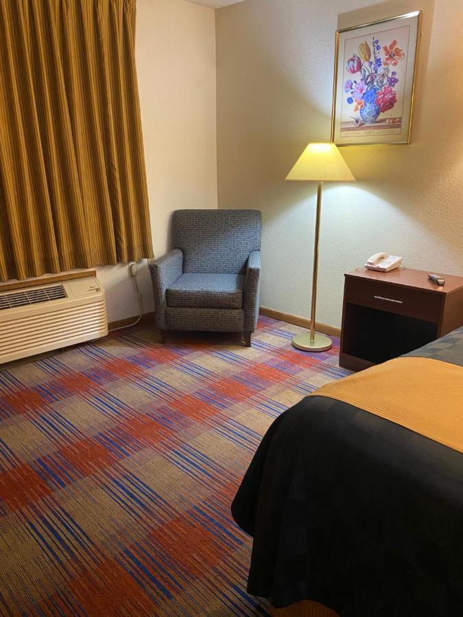 Queen Room - Disability Access at Americas Best Value Inn Champaign