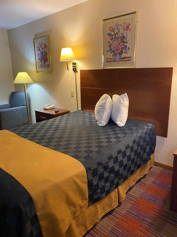 Queen Room - Disability Access at Americas Best Value Inn Champaign