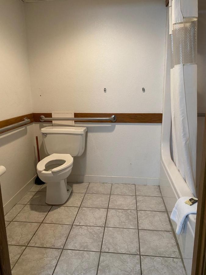Queen Room - Disability Access at Americas Best Value Inn Champaign