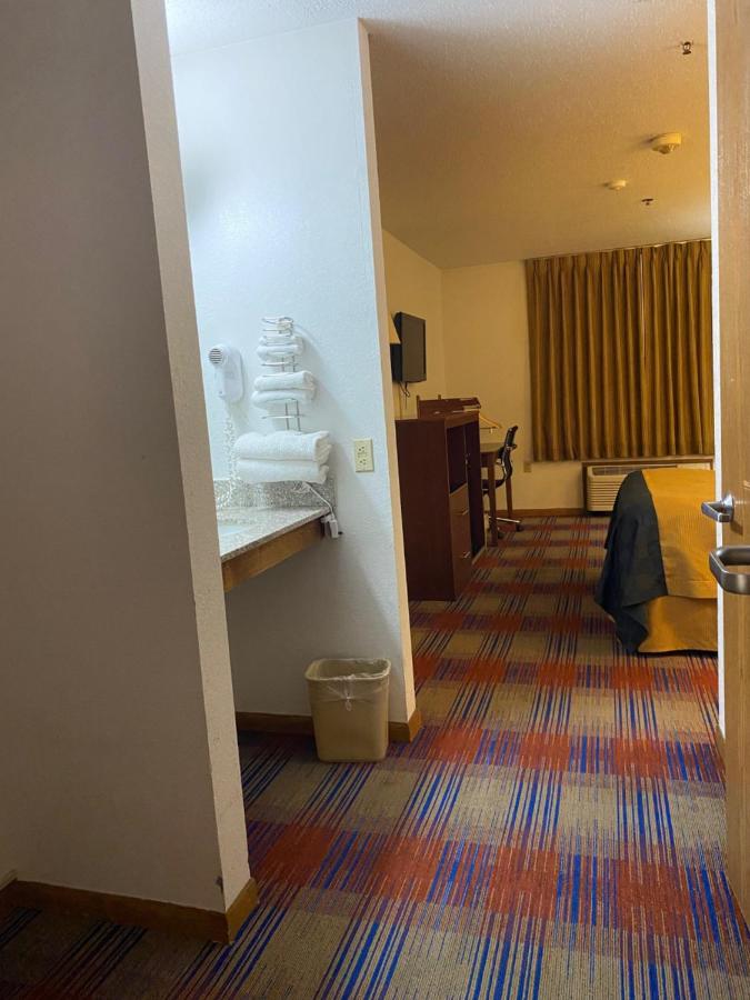 Queen Room - Disability Access at Americas Best Value Inn Champaign