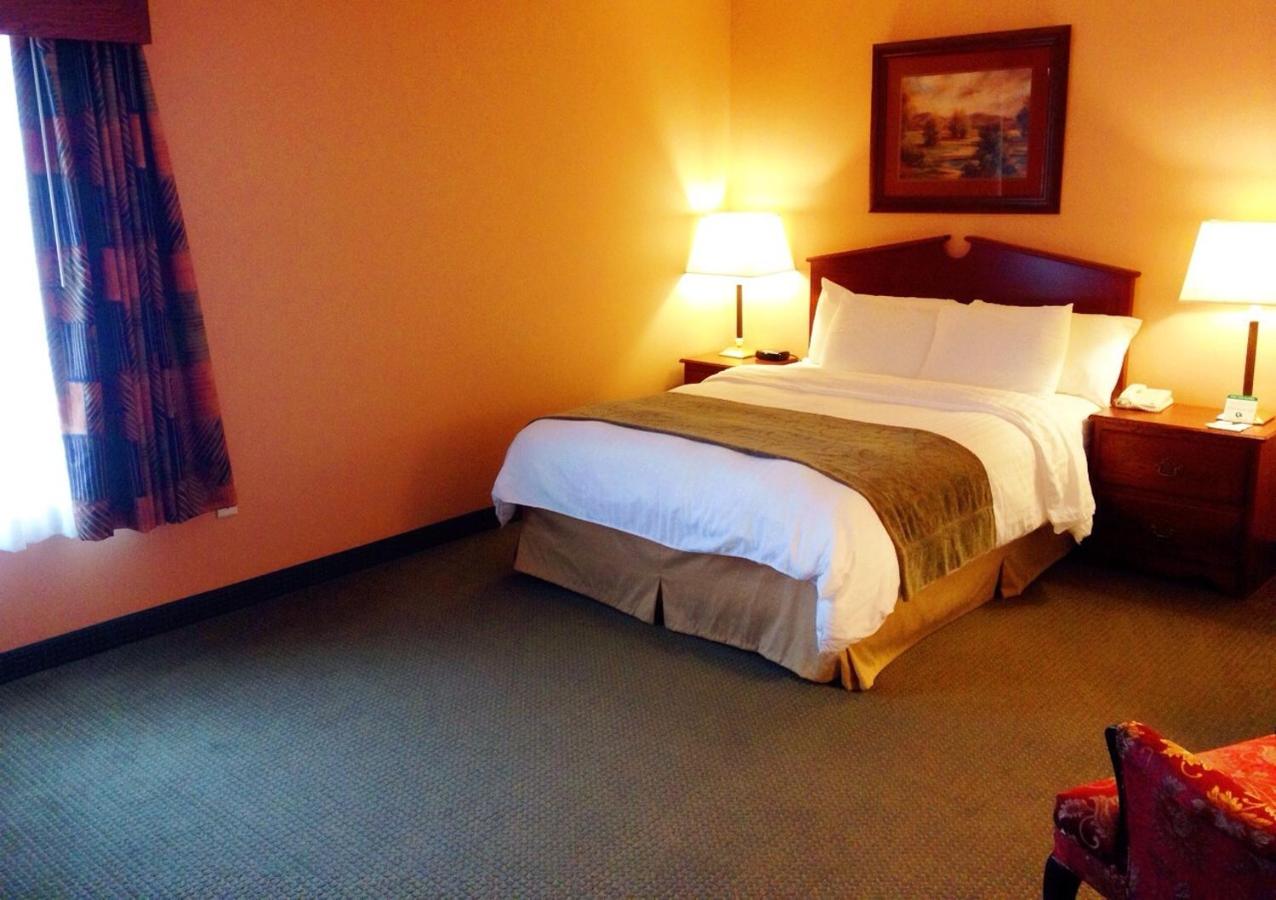 King Suite with Spa Bath at Grandstay Residential Suites Hotel - Sheboygan