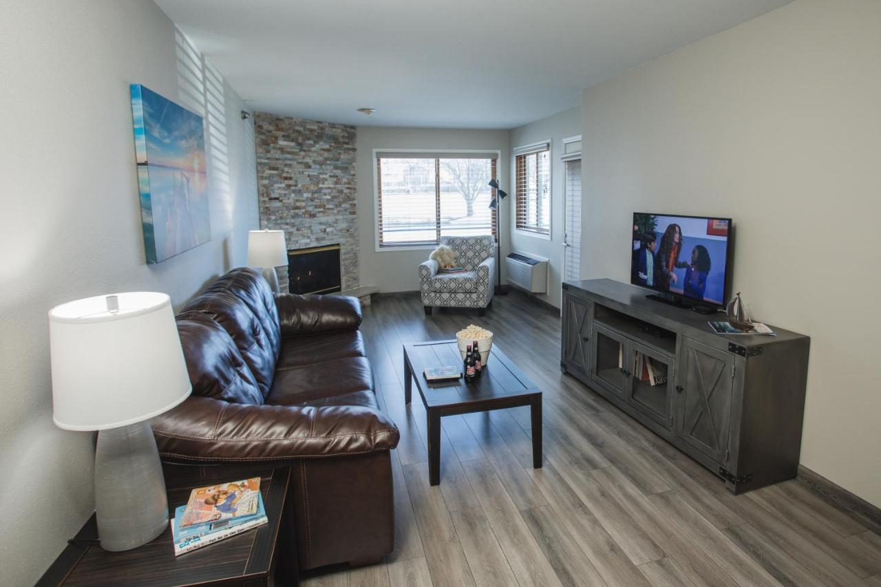 Queen Suite at The Cove Of Lake Geneva