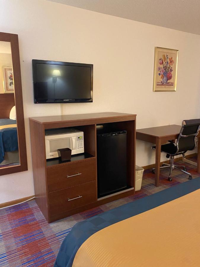 Queen Room - Non-Smoking at Americas Best Value Inn Champaign