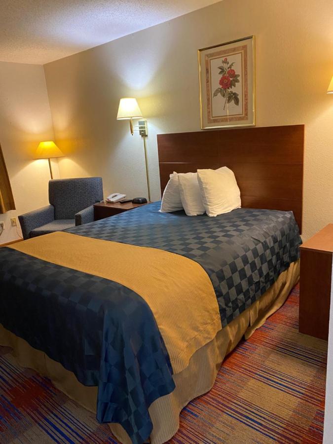 Queen Room - Non-Smoking at Americas Best Value Inn Champaign