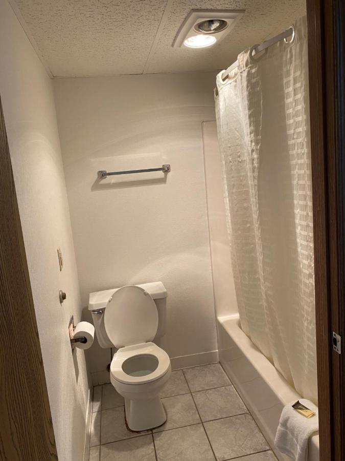Queen Room - Non-Smoking at Americas Best Value Inn Champaign