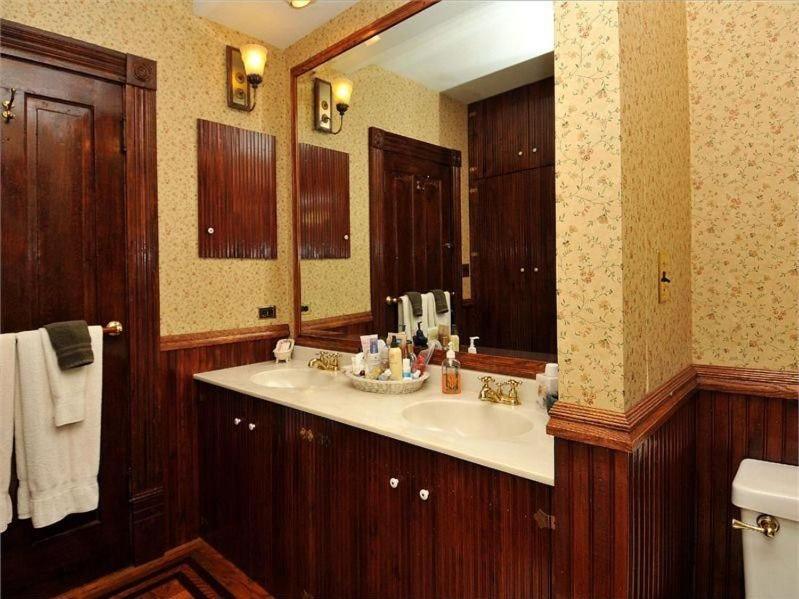 | Victorian Loft Bed and Breakfast