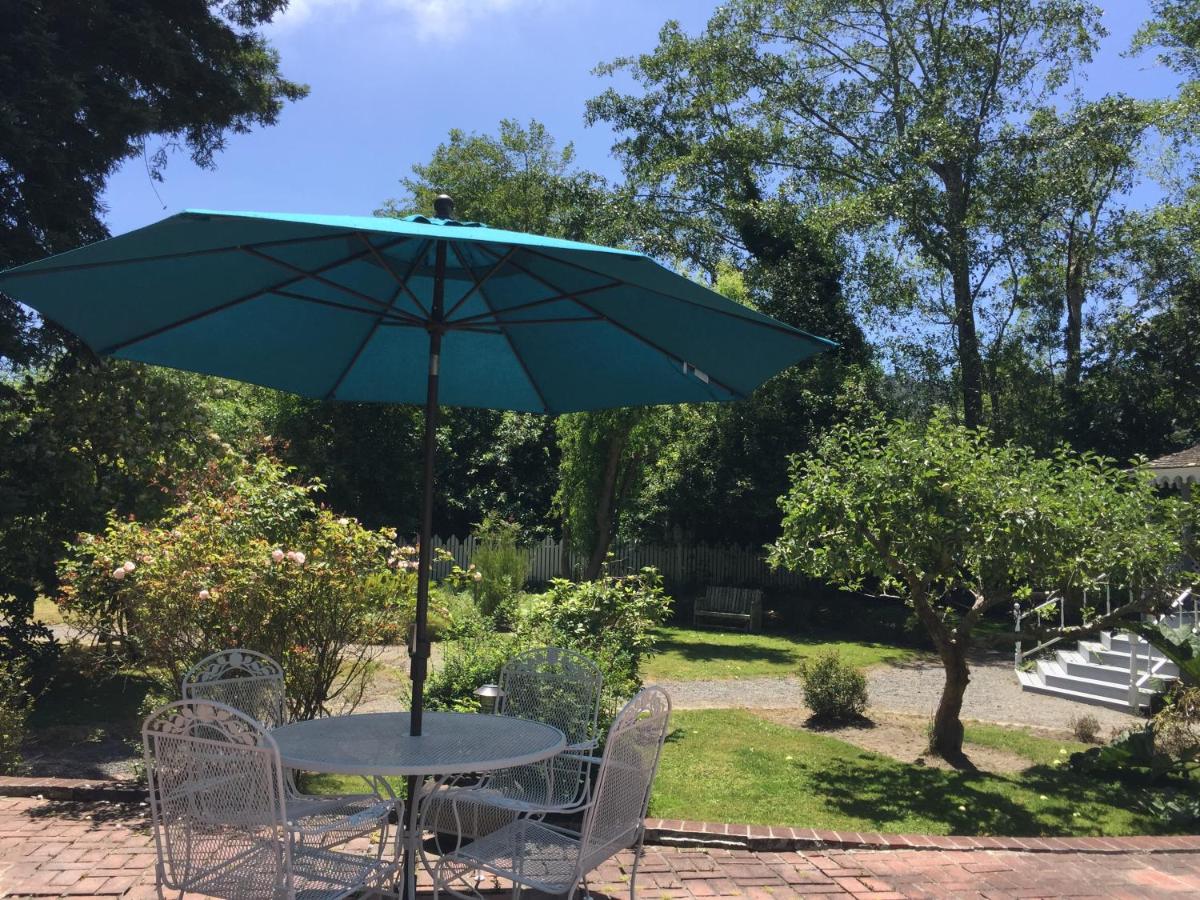 | Shaw House Inn