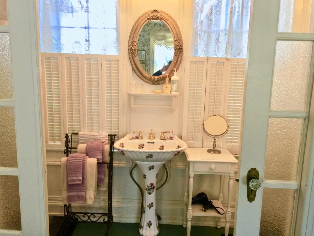 | Shaw House Inn