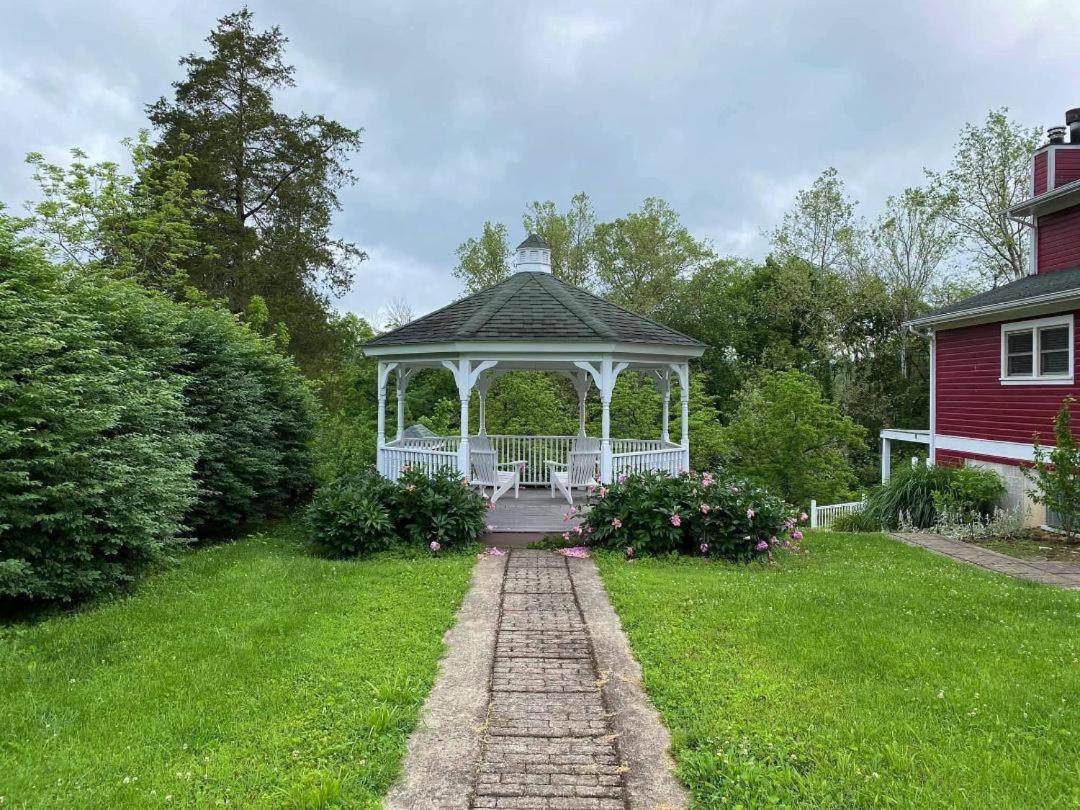 | Plain & Fancy Bed & Breakfast