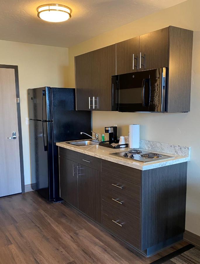 Single King at Simple Suites Boise Airport