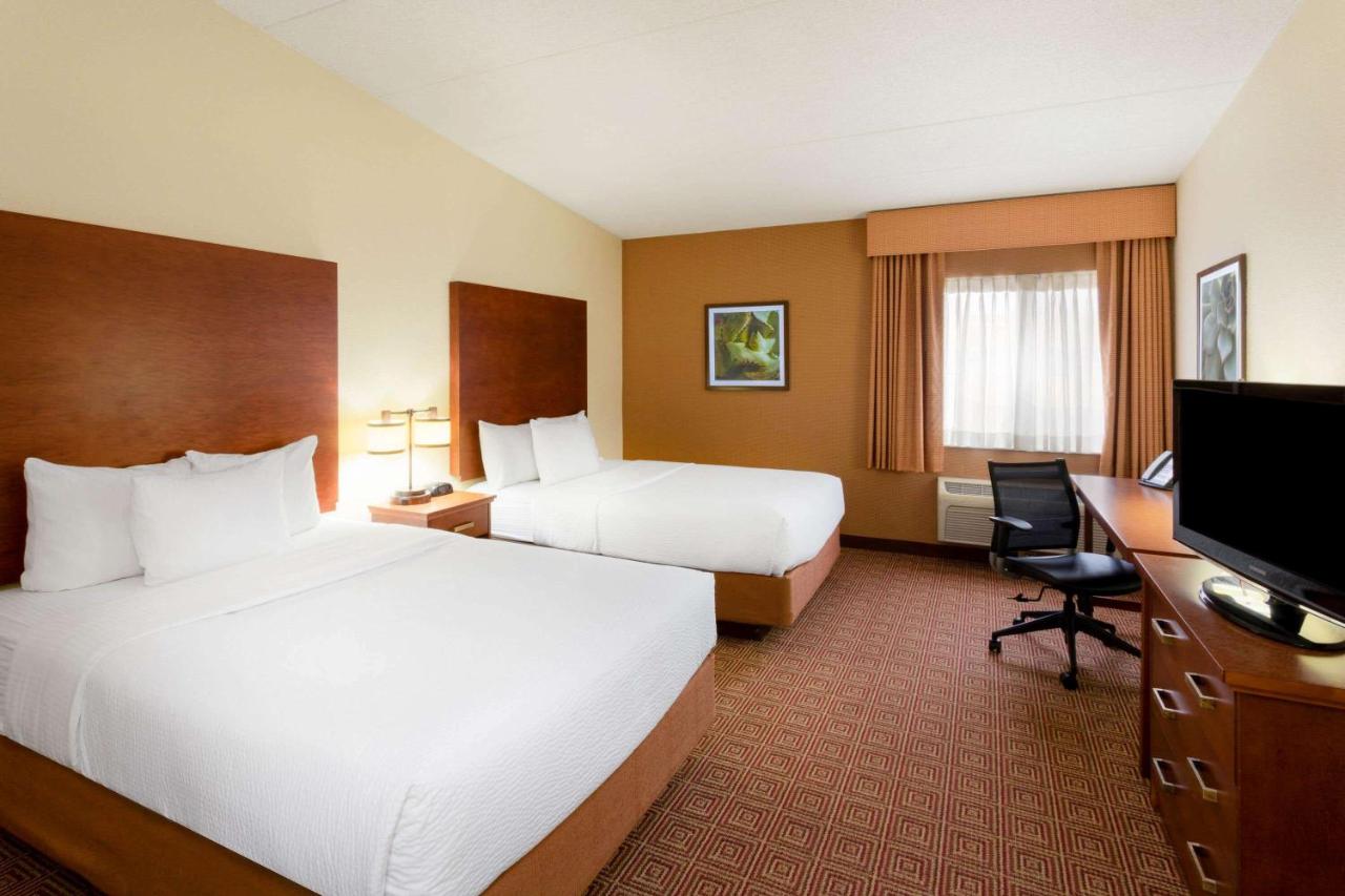 Deluxe Double Room with Two Double Beds at La Quinta Inn by Wyndham Minneapolis Airport Bloomington