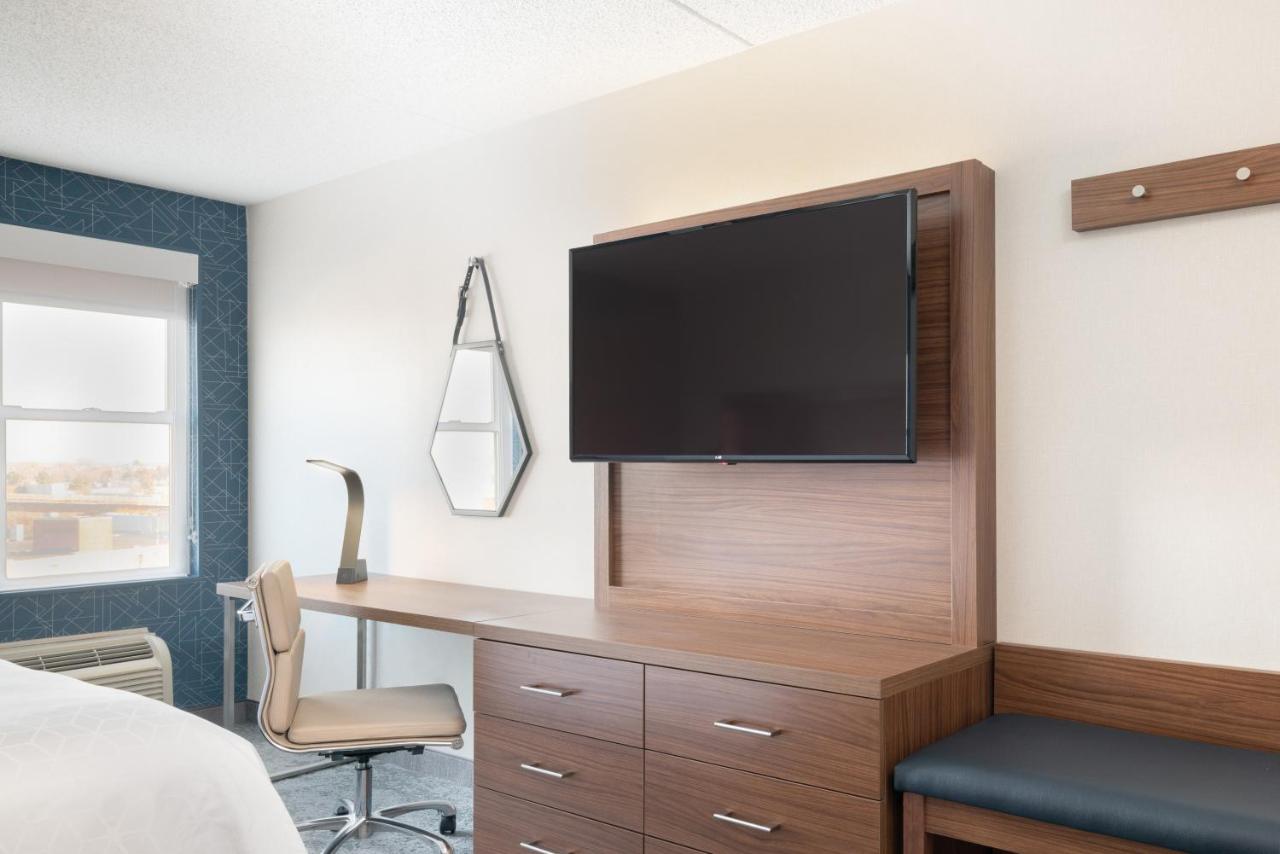 Queen Room at Holiday Inn Express & Suites Boston - Cambridge by IHG