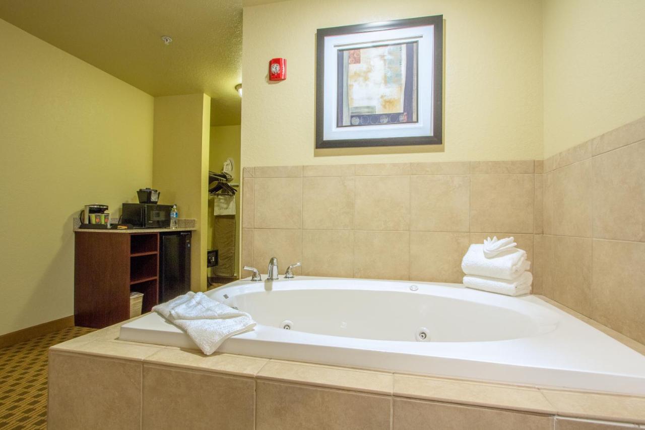 | Cobblestone Inn & Suites - Corry