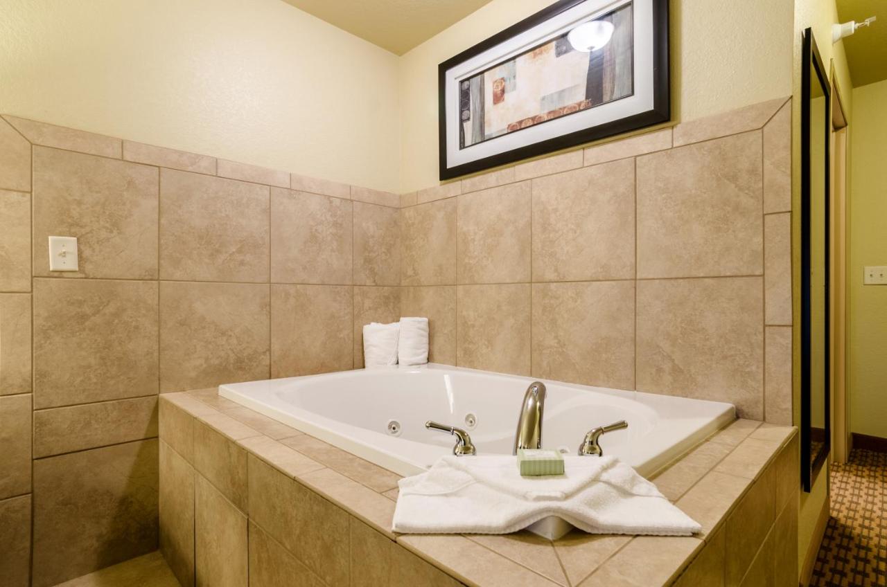 Deluxe King room with Whirlpool Tub at Cobblestone Inn & Suites - Cambridge