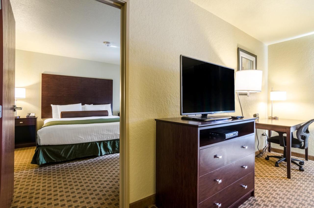 Quadruple Room at Cobblestone Inn & Suites - Cambridge