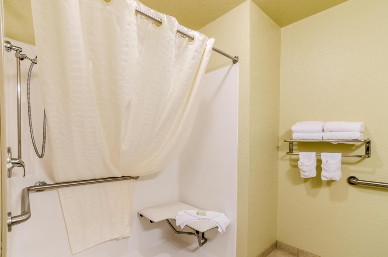 Quadruple Room at Cobblestone Inn & Suites - Cambridge
