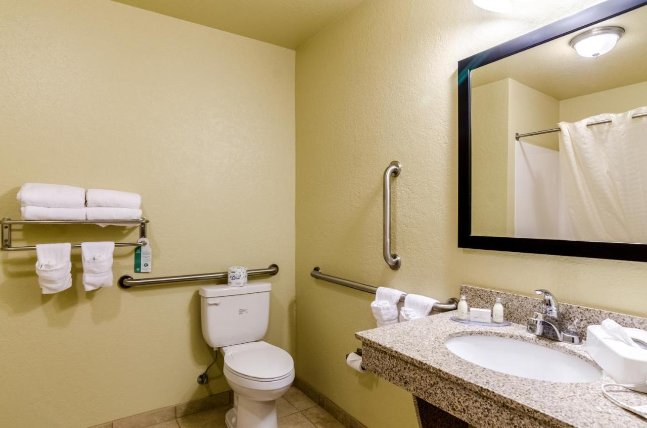 Quadruple Room at Cobblestone Inn & Suites - Cambridge