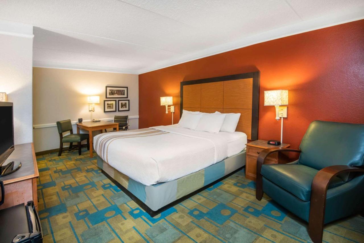 Premier King Room at La Quinta Inn by Wyndham Colorado Springs Garden of the Gods