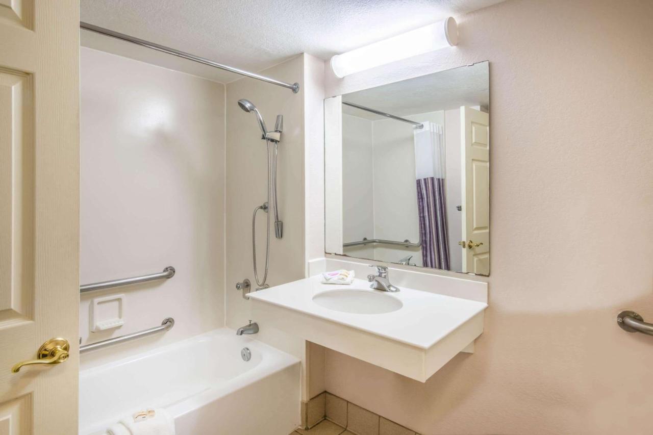 King Room - Disability Access at La Quinta Inn by Wyndham Colorado Springs Garden of the Gods