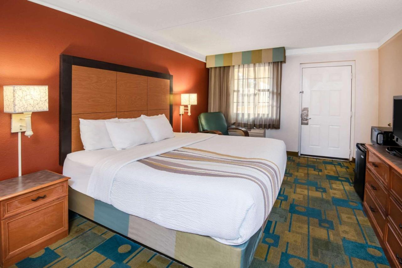 Premier King Room at La Quinta Inn by Wyndham Colorado Springs Garden of the Gods