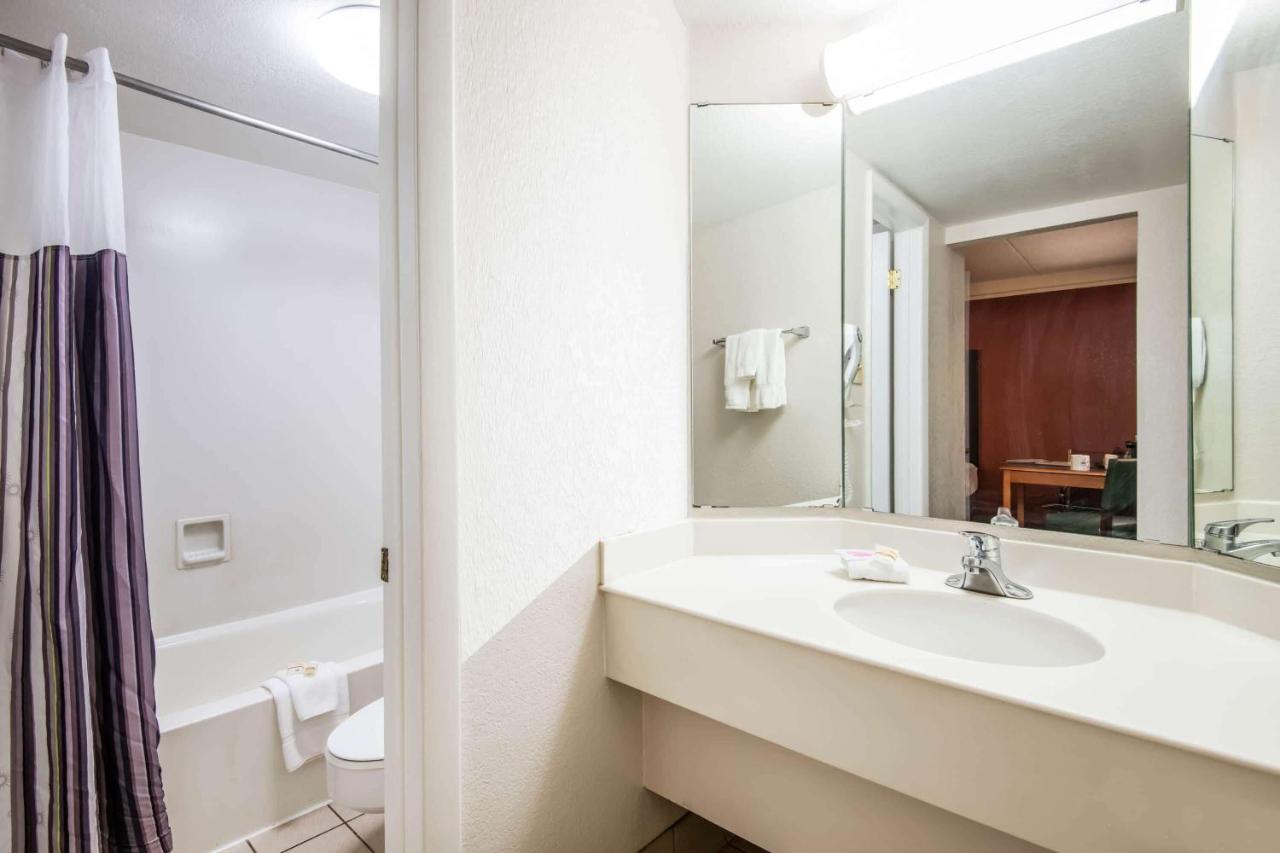 Premier King Room at La Quinta Inn by Wyndham Colorado Springs Garden of the Gods