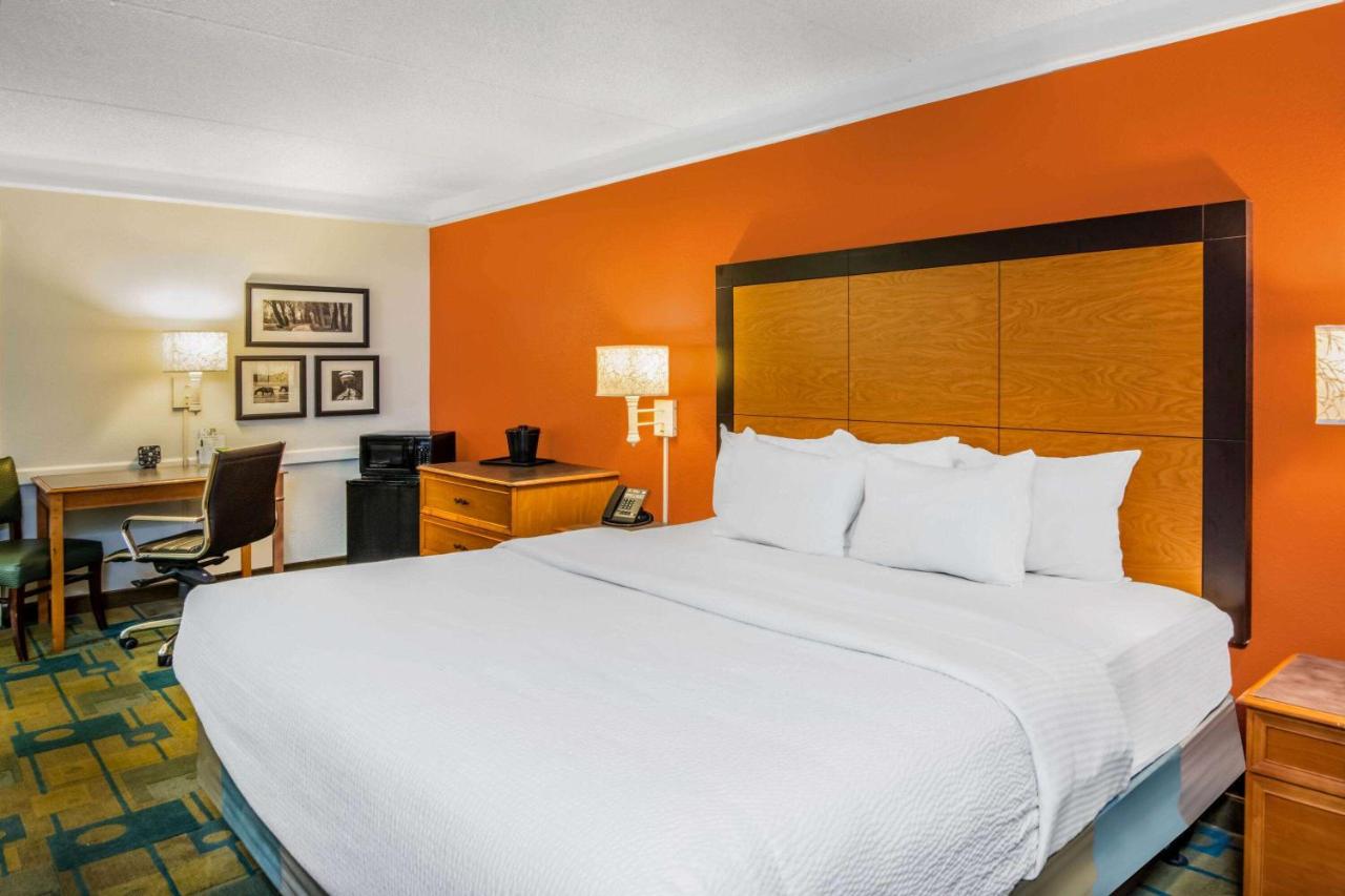 Premier King Room at La Quinta Inn by Wyndham Colorado Springs Garden of the Gods