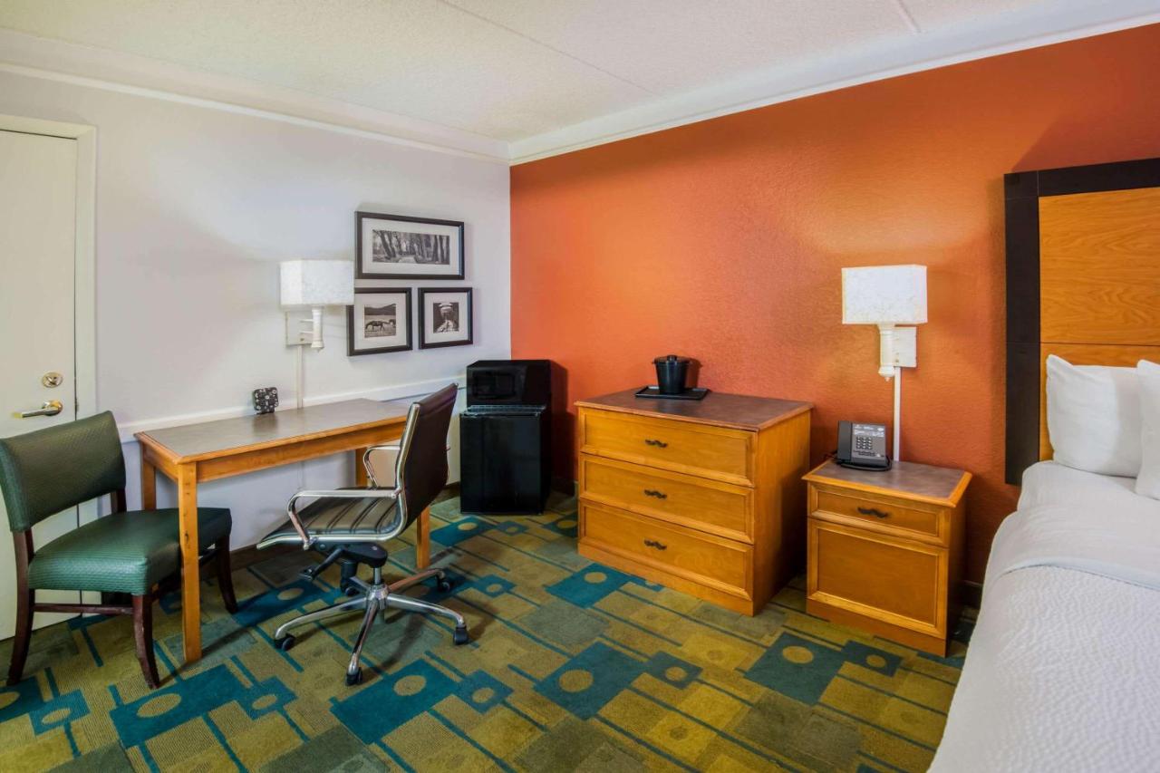 Premier King Room at La Quinta Inn by Wyndham Colorado Springs Garden of the Gods