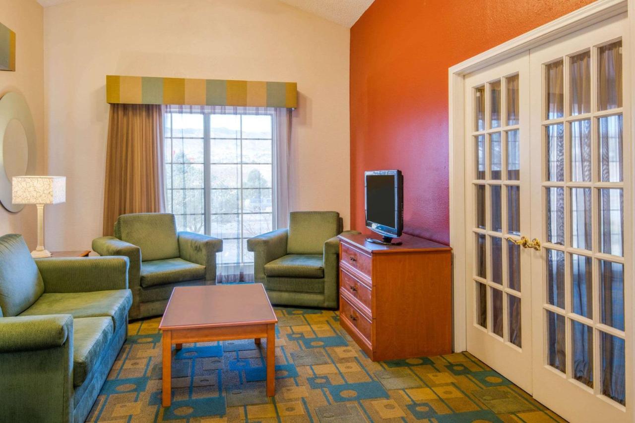 King Suite - Non-Smoking at La Quinta Inn by Wyndham Colorado Springs Garden of the Gods