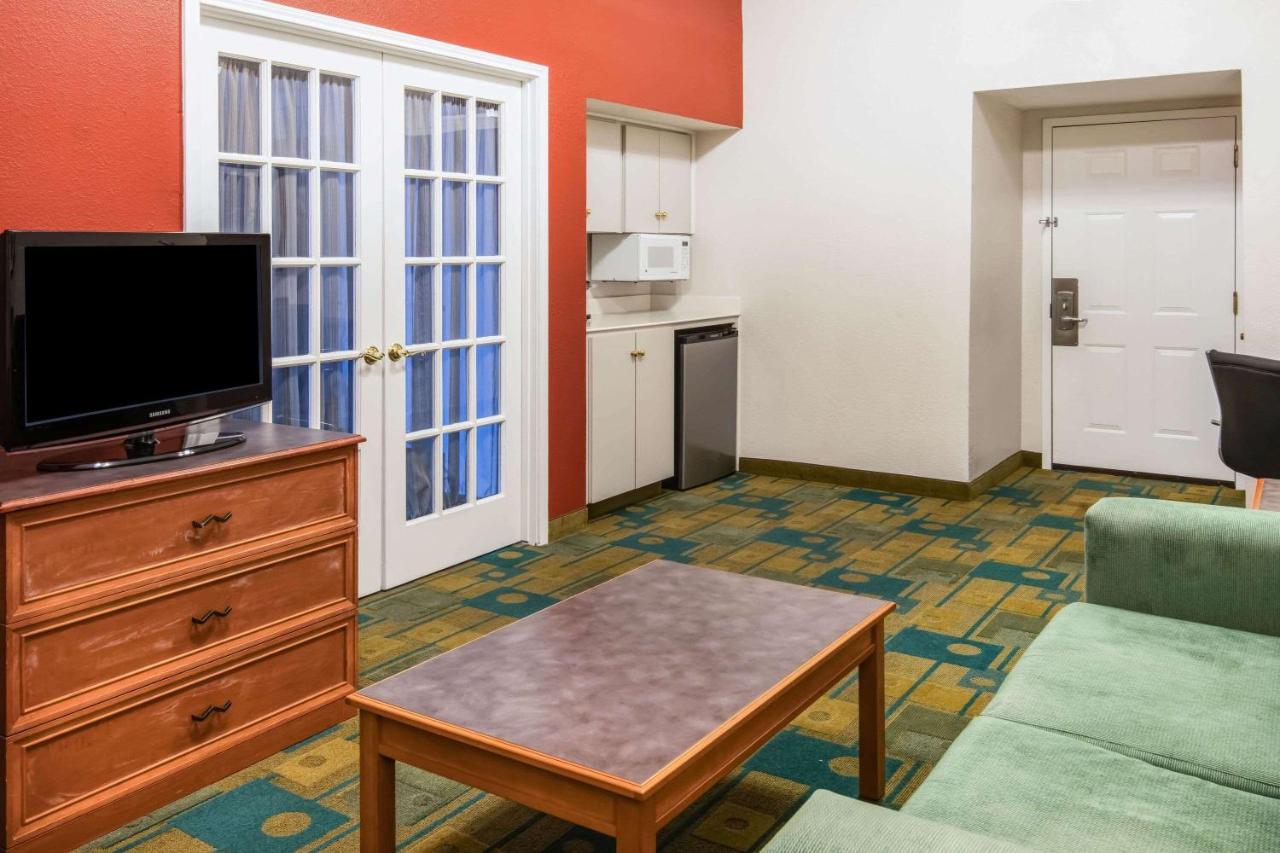 King Suite - Non-Smoking at La Quinta Inn by Wyndham Colorado Springs Garden of the Gods