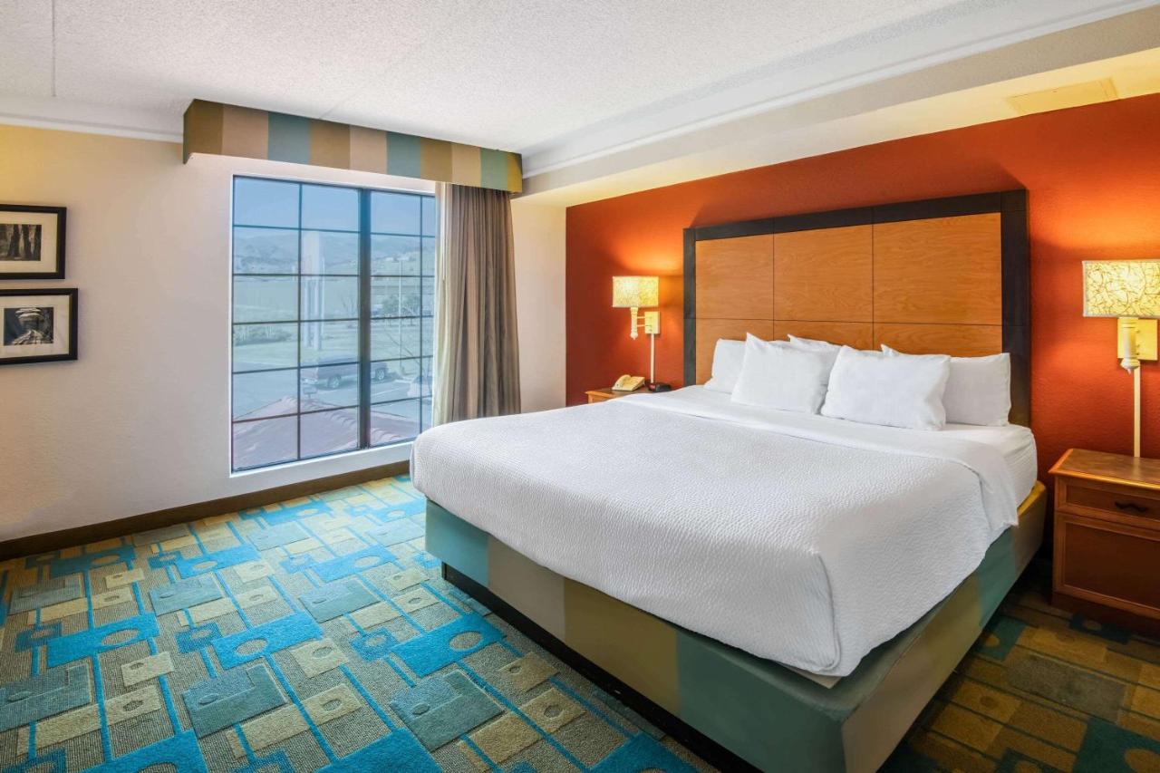 King Suite - Non-Smoking at La Quinta Inn by Wyndham Colorado Springs Garden of the Gods