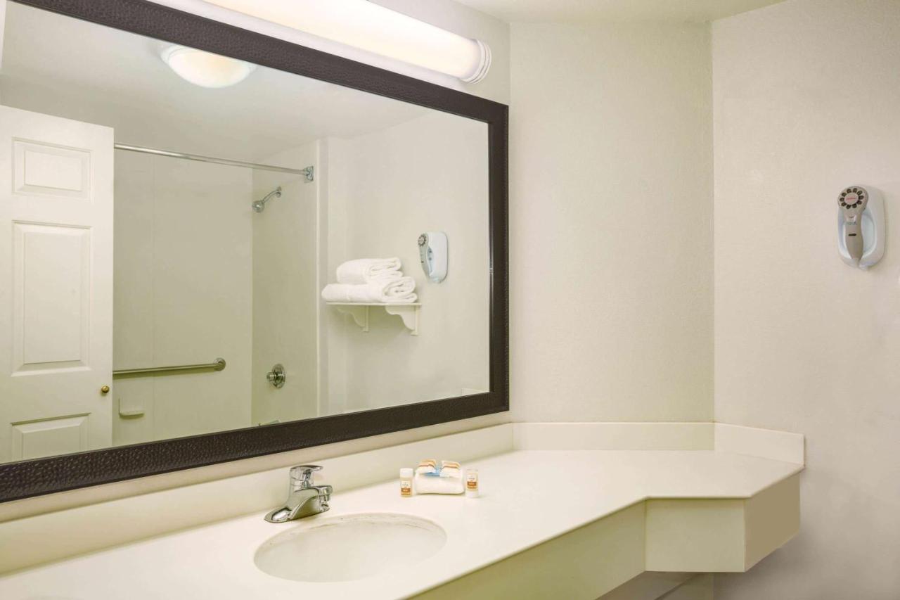  | La Quinta by Wyndham St. Louis Westport