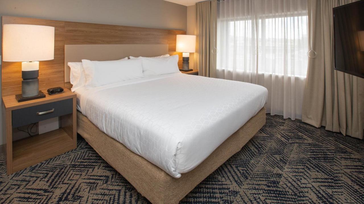 King Room - Mobility Access Tub/Non-Smoking at Candlewood Suites Cleveland South - Independence by IHG