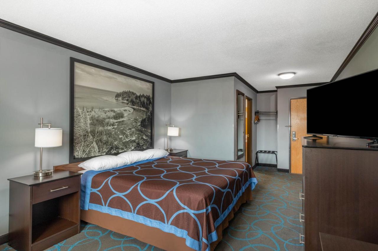 | Super 8 by Wyndham Duluth