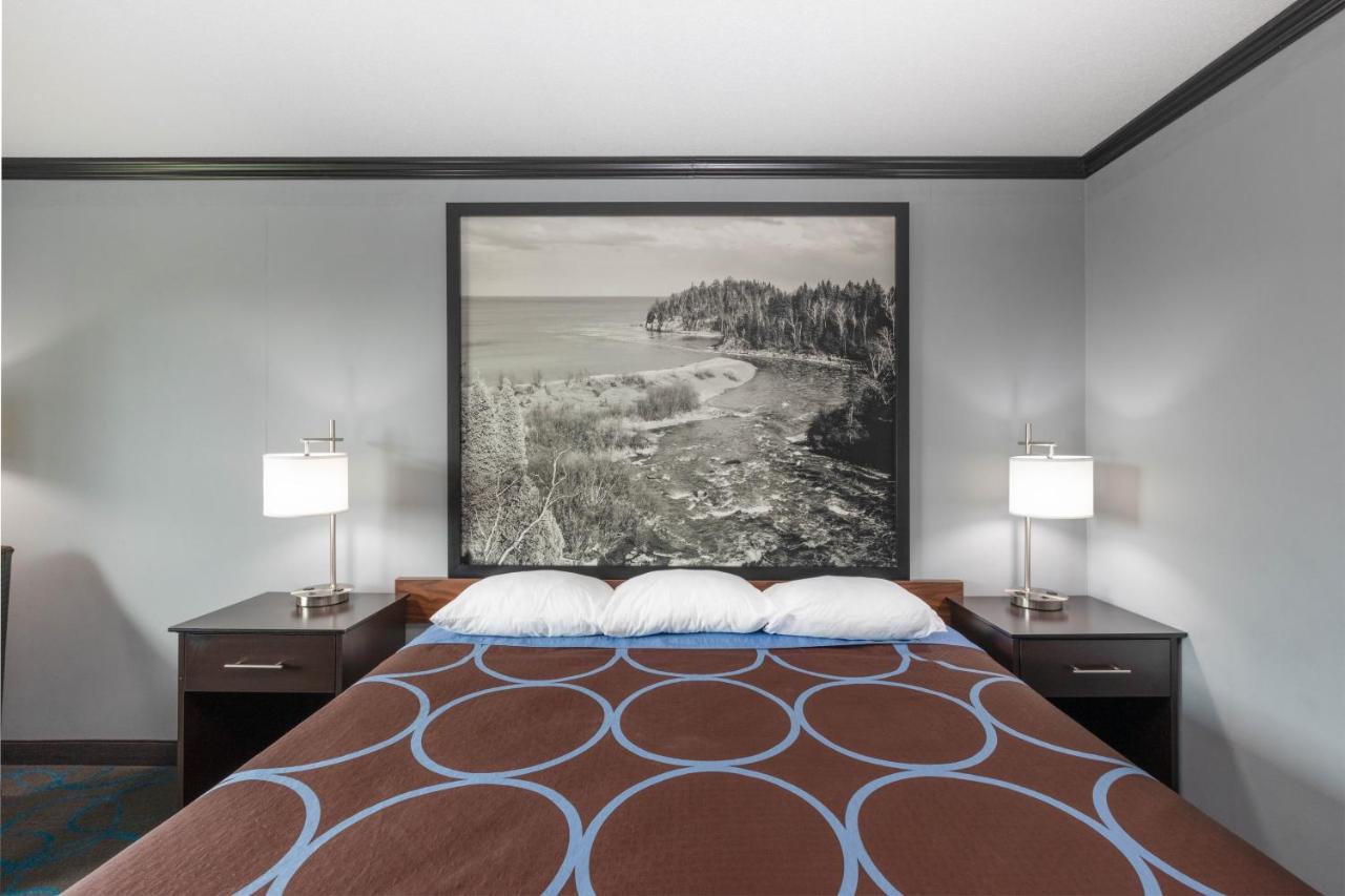 | Super 8 by Wyndham Duluth