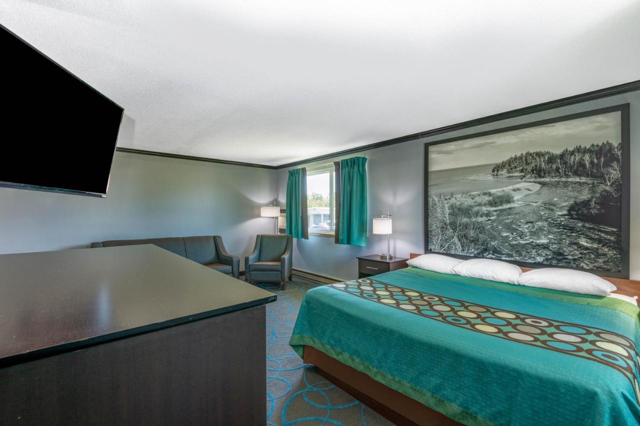 | Super 8 by Wyndham Duluth