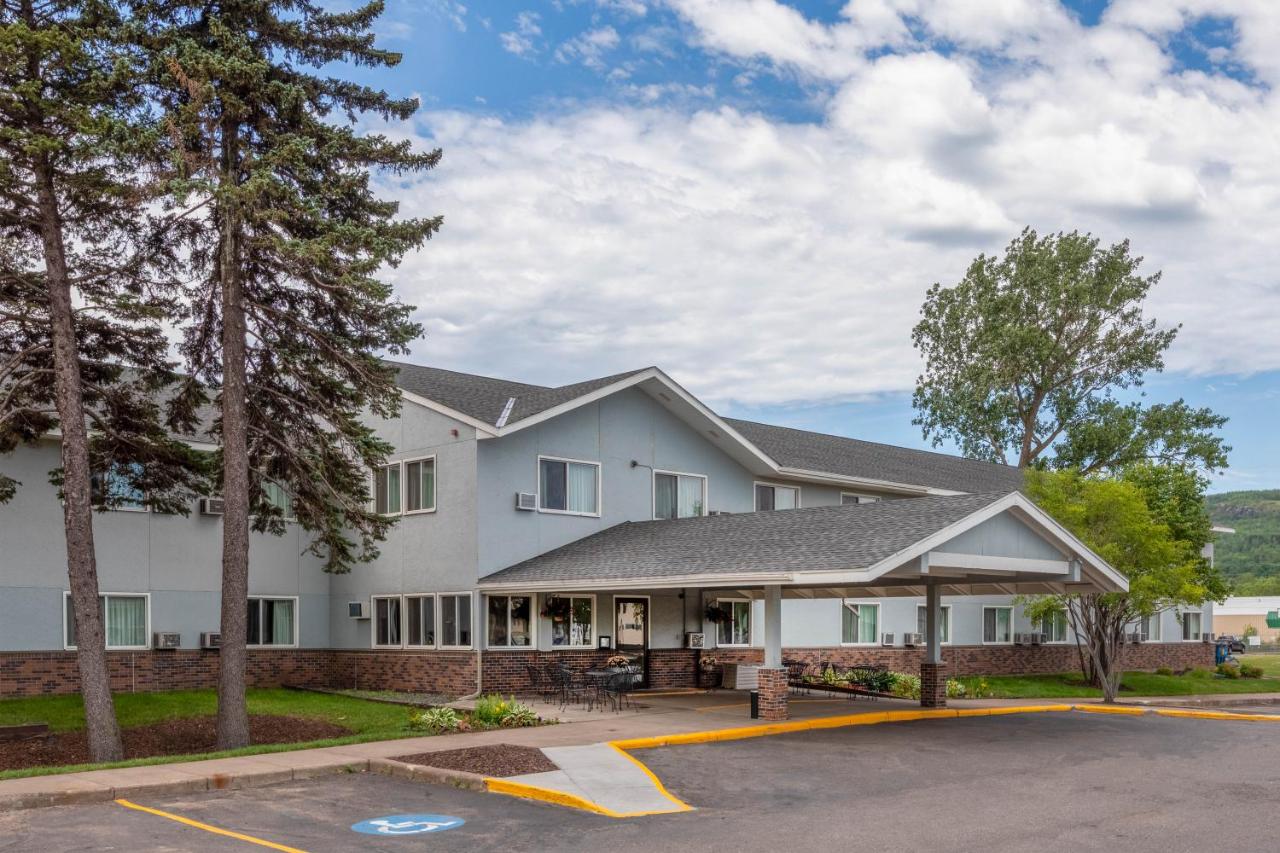| Super 8 by Wyndham Duluth
