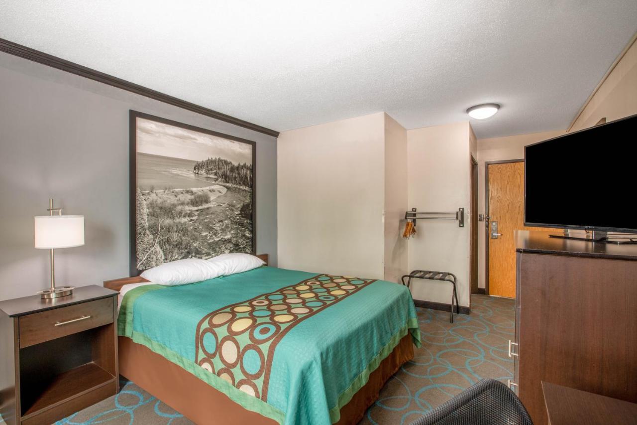 | Super 8 by Wyndham Duluth