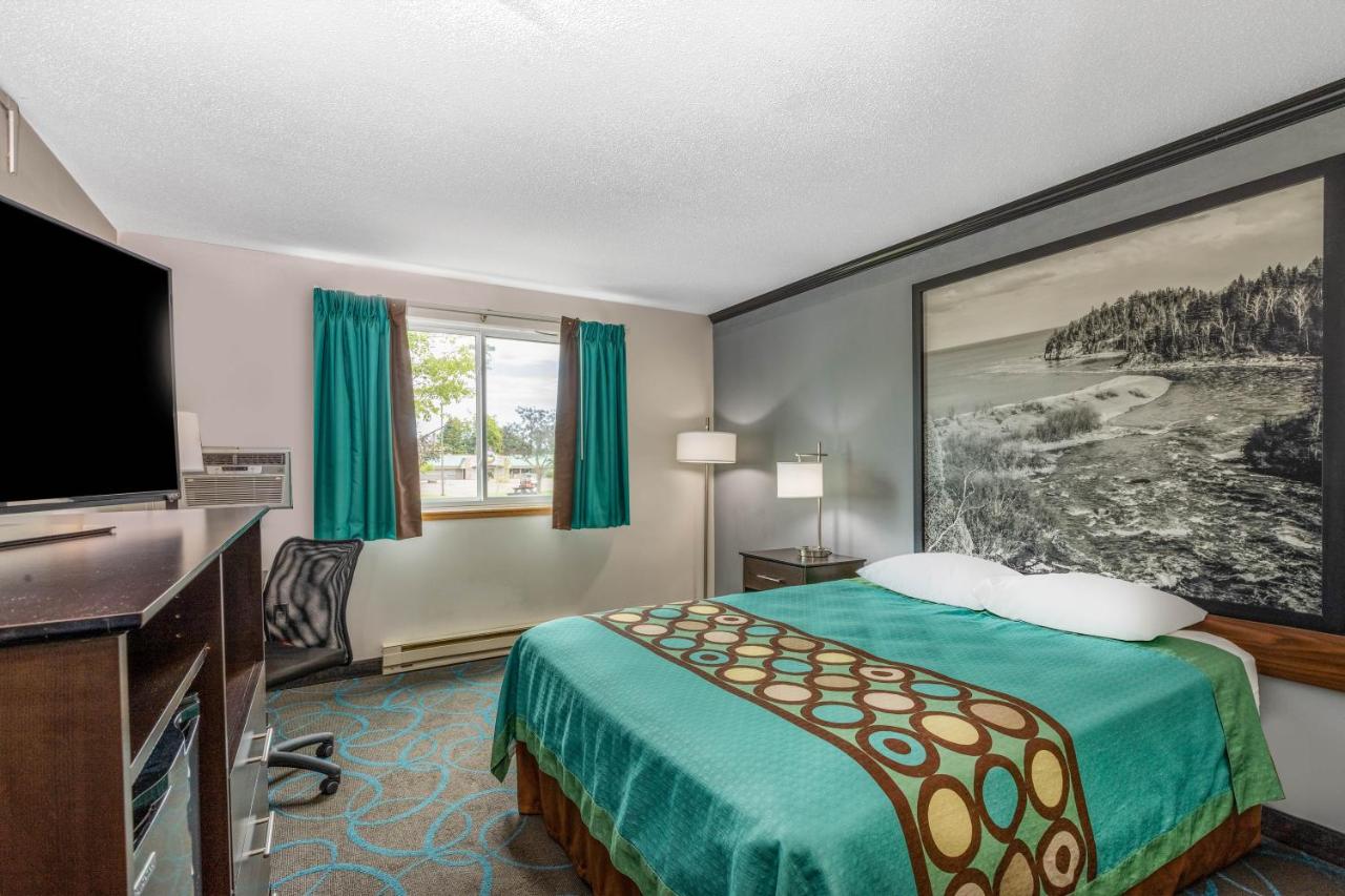 | Super 8 by Wyndham Duluth