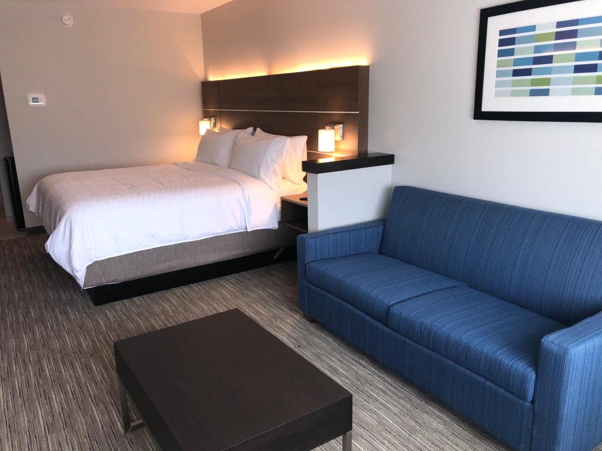 | Holiday Inn Express & Suites - Roanoke – Civic Center