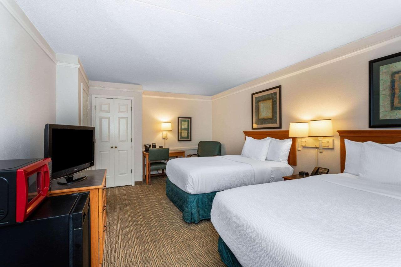 Double Room with Two Double Beds and Mobility/Hearing Impaired Access - Non-Smoking at La Quinta Inn by Wyndham Tallahassee North