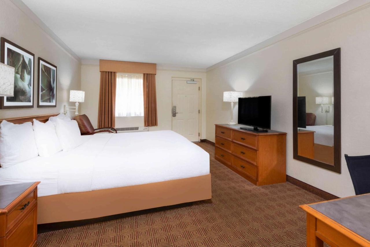 King Room at La Quinta East Deerfield Beach - Boca Raton