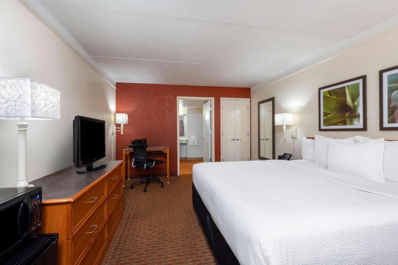 King Room - Disability Access at La Quinta East Deerfield Beach - Boca Raton